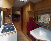 amenagement_interieur Aménagement CS-Reisemobile tout simple - mais hyper costaud (rien n'a bougé après 150 000 km dont 20 000 de pistes !) avec un lit double permanent.
